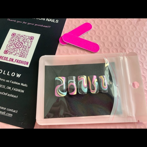 Press on nails - Picture 3 of 4